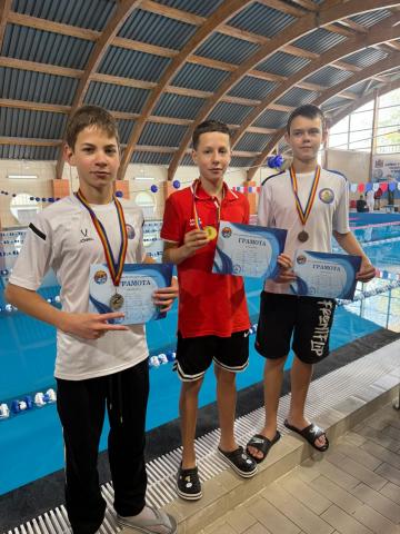 С 9-11 октября на базе бассейна МБУ ДО СШ 13 проходили городские соревнования по плаванию «Юность Дона», отбор на областные соревнования «Юность Дона», которые пройдут в г.Волгодонске среди мальчиков и девочек 11-13 лет. 289 спортсменов боролись за право выступать на областных соревнованиях.  От нашей школы призовые места заняли: - Бабиев Кирилл 1 место на дистанции 50м брасс, 2 место на дистанции 100м брасс,3 место на дистанции 100м в/ст (тр. Василенко А.В.) - Белов Дмитрий 1 место на дистанции 100м брасс,